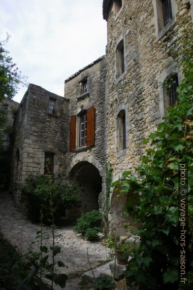 Maisons intra-muros d'Oppède-le-Vieux. Photo © André M. Winter