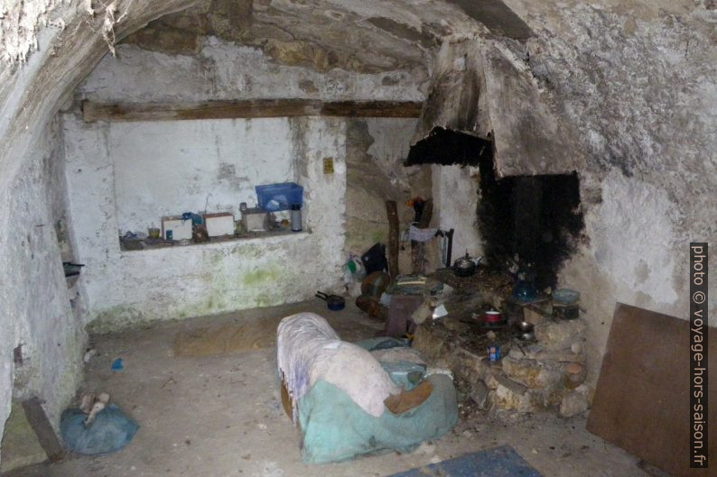 Cave de maison habité par des clochards à Oppède-le-Vieux. Photo © André M. Winter