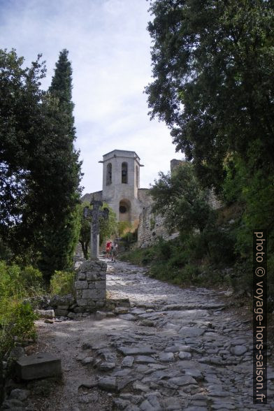 Montée à l'église Notre-Dame-d'Alidon à Oppède-le-Vieux. Photo © André M. Winter