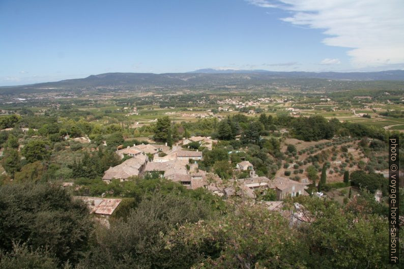 Faubourg d'Oppède-le-Vieux et le Ventoux derrière. Photo © André M. Winter