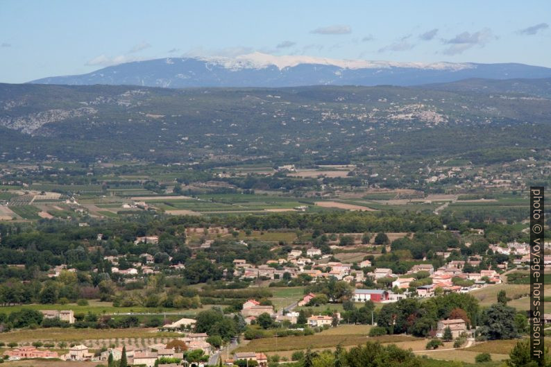 Oppède-les-Poulivets et le Mont Ventoux derrière. Photo © André M. Winter