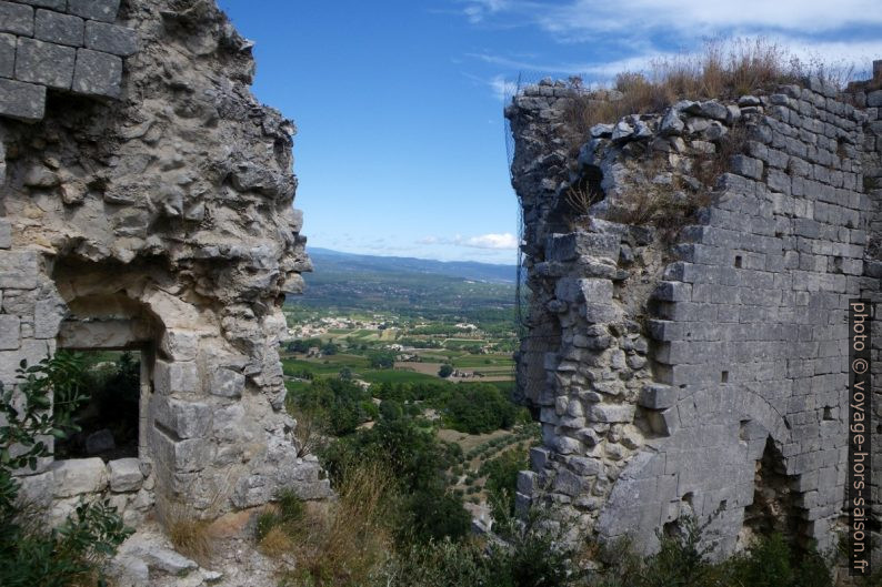 Murs du château d'Oppède-le-Vieux. Photo © André M. Winter