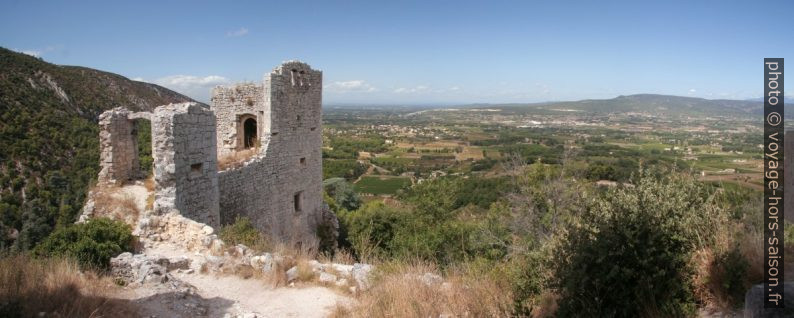 Murs de fortification du château d'Oppède-le-Vieux. Photo © André M. Winter