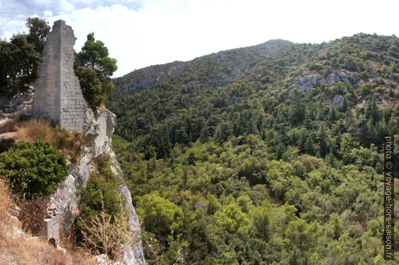 Petit Luberon derrière le château d'Oppède-le-Vieux. Photo © André M. Winter