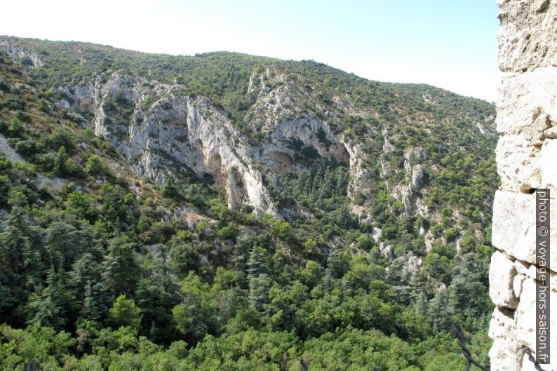 Vallon de Combres derrière le château d'Oppède-le-Vieux. Photo © Veronika Schnablegger