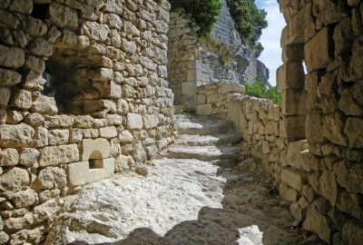 Dans les ruines du château d'Oppède-le-Vieux. Photo © André M. Winter