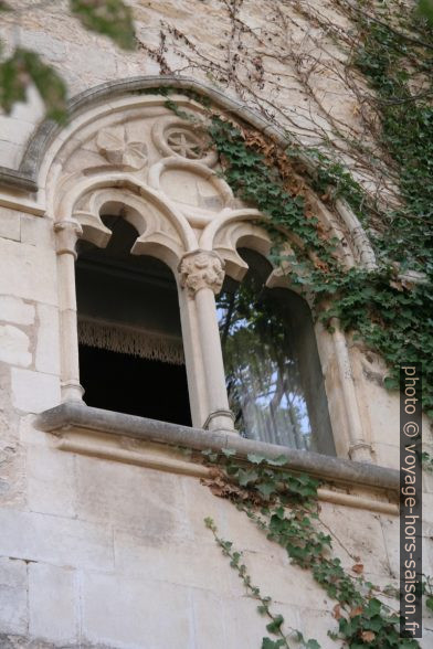 Fenêtre gothique à Oppède-le-Vieux. Photo © Alex Medwedeff