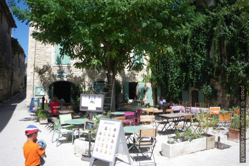 Terrasse du Petit Café à Oppède-le-Vieux. Photo © André M. Winter