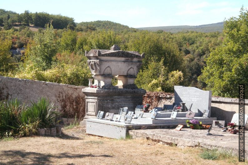 Tombes majestueuse au cimetière d'Oppedette. Photo © André M. Winter