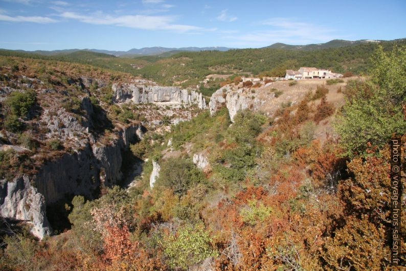 Gorges d'Oppedette et le village d'Oppedette. Photo © André M. Winter