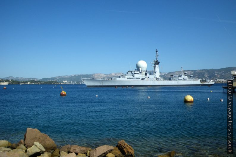 L'ex-frégate Duquesne sert de brise-lames à Saint-Mandrier. Photo © André M. Winter