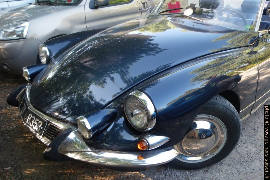 Capot moteur et phares d'une Citroën DS décapotable noire. Photo © André M. Winter