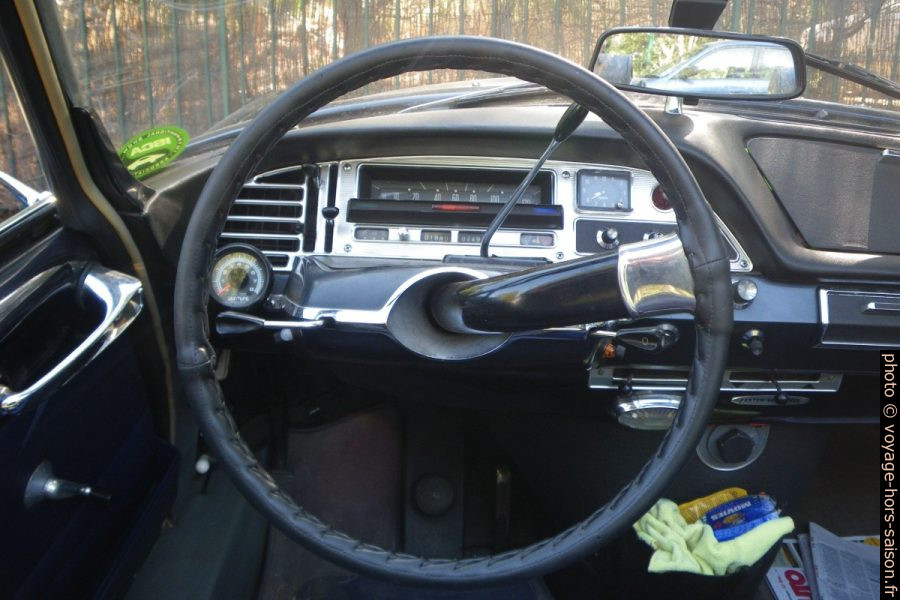 Volant à une seule branche et tableau de bord futuriste d'une Citroën DS décapotable. Photo © André M. Winter