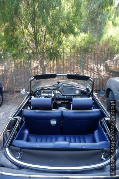 Intérieur d'une Citroën DS décapotable vu de derrière. Photo © André M. Winter