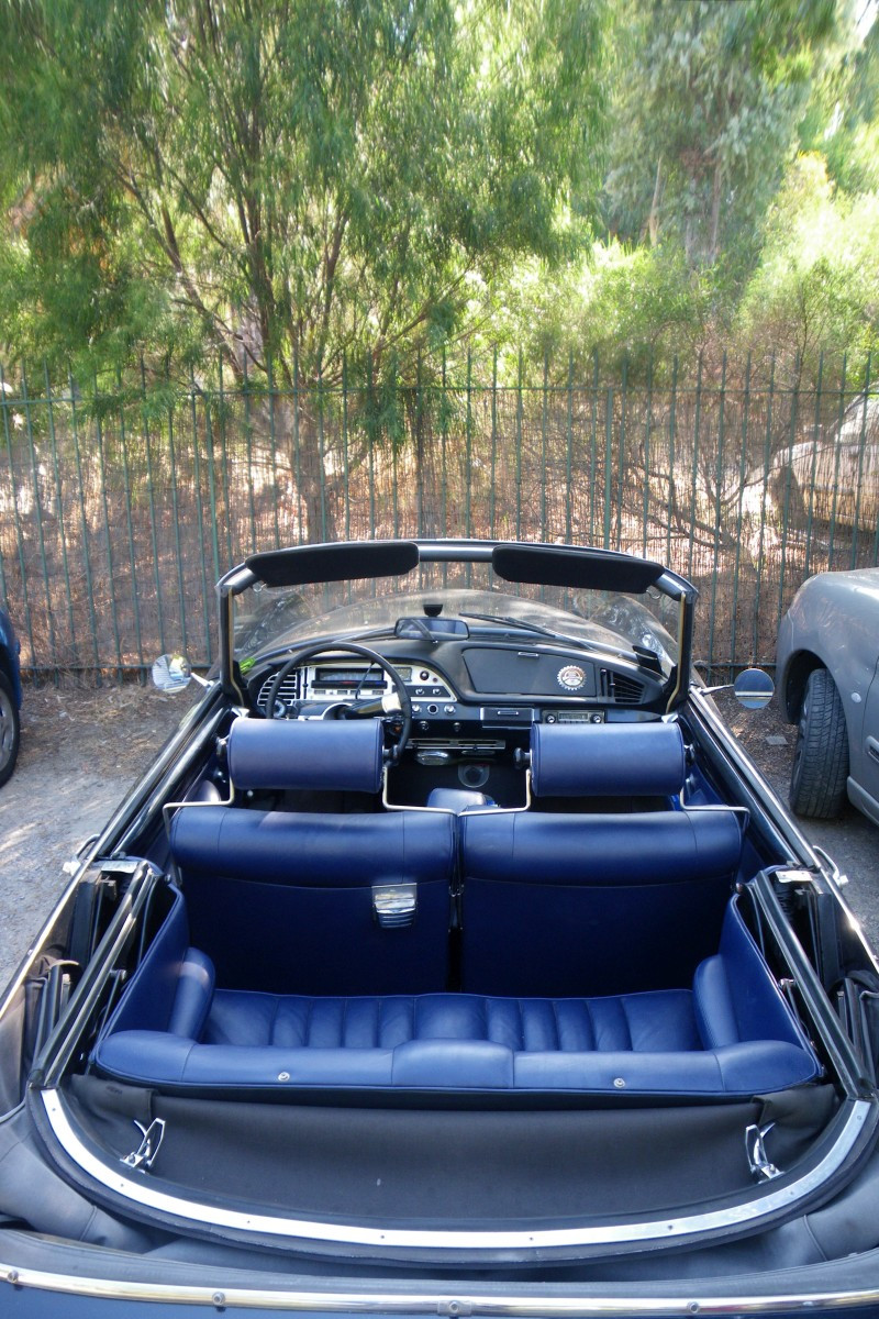 Intérieur d'une Citroën DS décapotable vu de derrière. Photo © André M. Winter