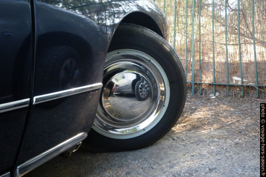 Enjoliveur chrome sur jante blanche d'une Citroën DS décapotable noire. Photo © André M. Winter