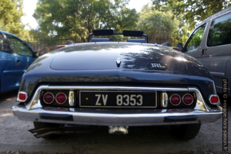 Arrière d'une Citroën DS décapotable noire. Photo © André M. Winter