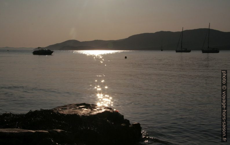 La Baie de Cavalaire à contre-jour. Photo © André M. Winter