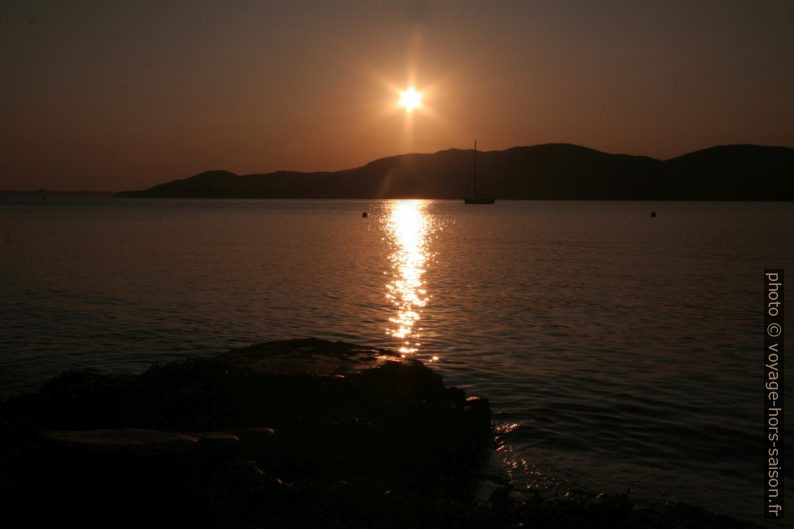 Baie de Cavalaire à contre-jour. Photo © André M. Winter