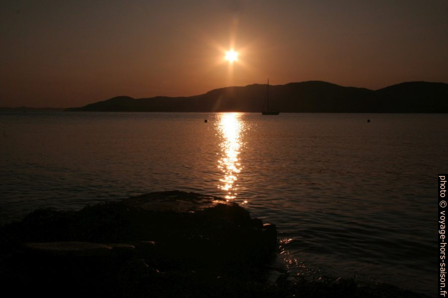 Baie de Cavalaire à contre-jour. Photo © André M. Winter