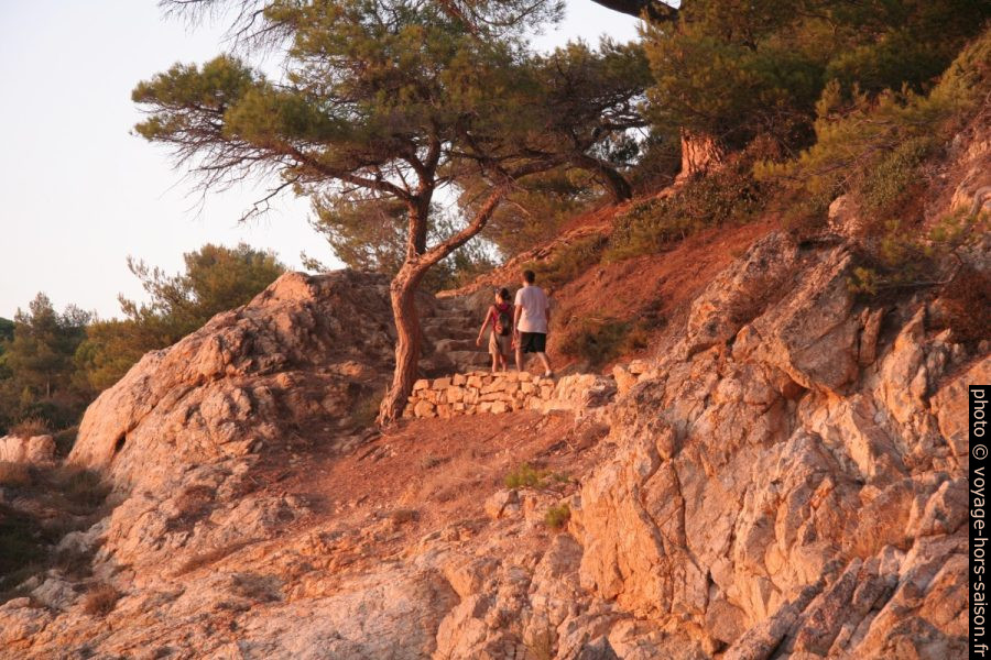 Randonneurs sur le sentier du littoral à la Pointe du Brouis. Photo © Alex Medwedeff