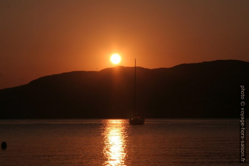 Le soleil se couche sur la Chaîne des Maures. Photo © André M. Winter