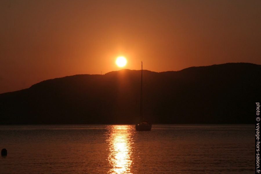 Le soleil se couche sur la Chaîne des Maures. Photo © André M. Winter