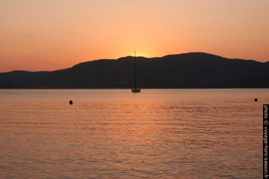 Le soleil s'est couché derrière la Chaîne des Maures. Photo © André M. Winter