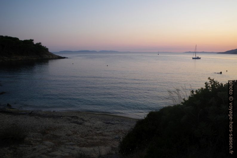 Île du Levant vu de la Plage de Jovat. Photo © André M. Winter