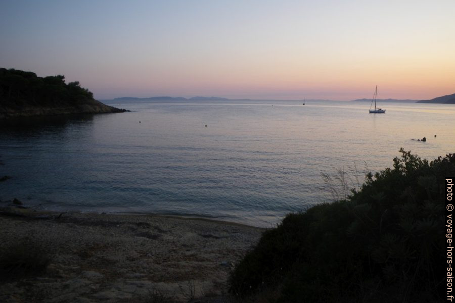 Île du Levant vu de la Plage de Jovat. Photo © André M. Winter