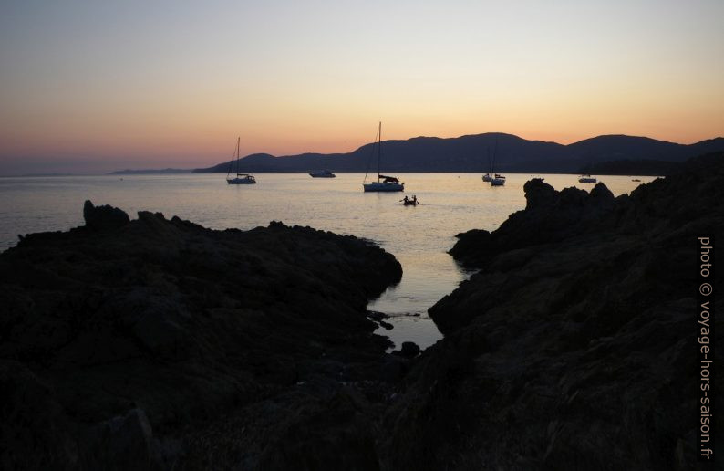 Bateaux de plaisance devant la Plage de Gigaro. Photo © André M. Winter