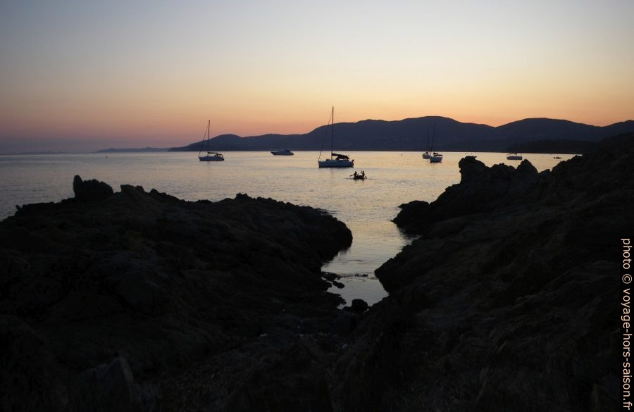 Bateaux de plaisance devant la Plage de Gigaro. Photo © André M. Winter