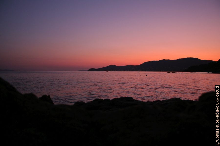 Le soleil s'est couché derrière la Chaîne des Maures. Photo © André M. Winter
