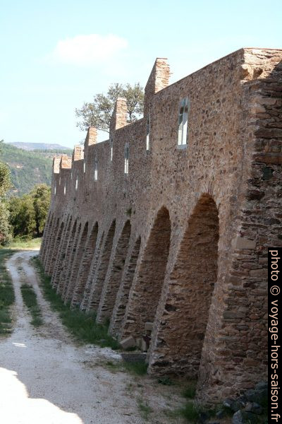 Mur des cellules ouest de la Chartreuse de la Verne. Photo © André M. Winter
