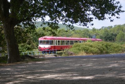 La Caravelle X-4567 de l'ATTCV arrive en gare de Carnoules Les Platanes. Photo © André M. Winter