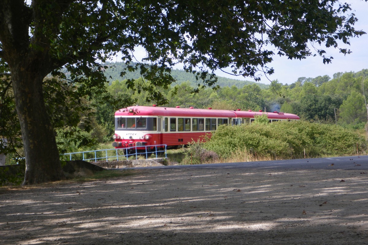 La Caravelle X-4567 de l'ATTCV arrive en gare de Carnoules Les Platanes. Photo © André M. Winter