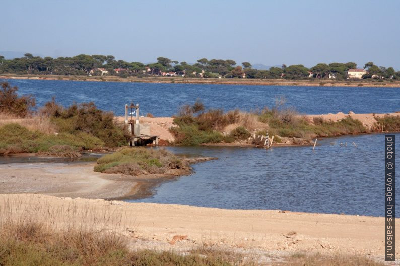 Digue dans l'Étang des Pesquiers. Photo © André M. Winter