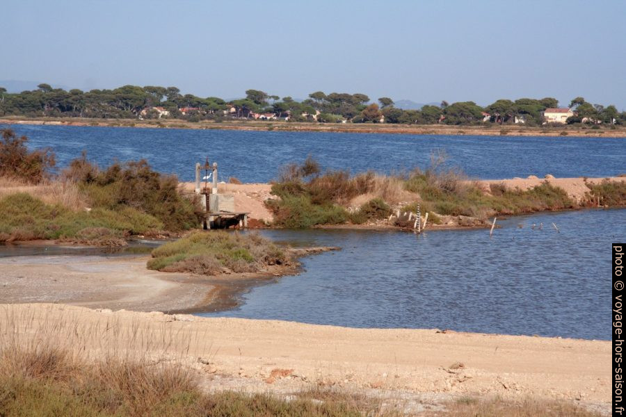 Digue dans l'Étang des Pesquiers. Photo © André M. Winter
