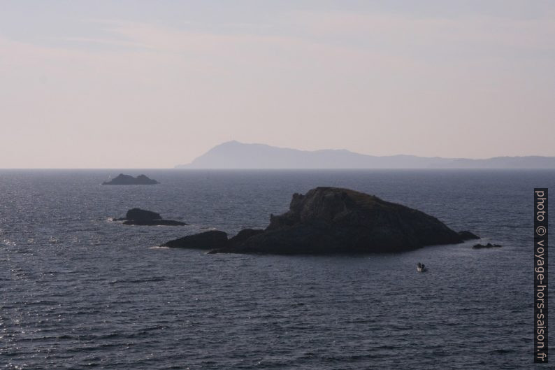 Île de la Ratonnière et l'Écueil des Anguillons. Photo © André M. Winter