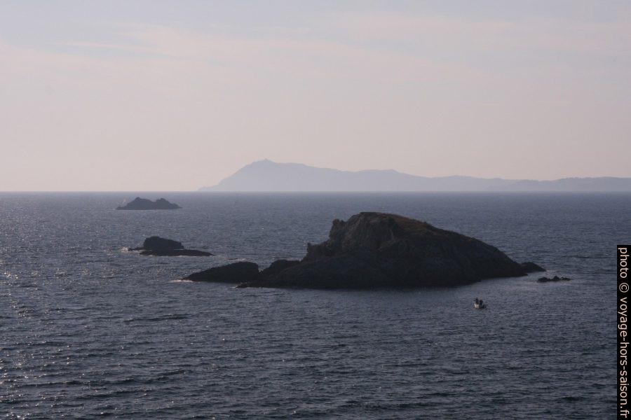Île de la Ratonnière et l'Écueil des Anguillons. Photo © André M. Winter