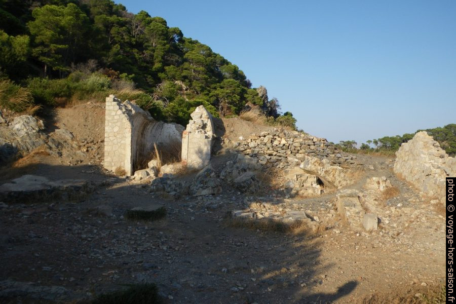 Ruine du phare à bain d'huile de la Pointe d'Escampo Barriou. Photo © André M. Winter