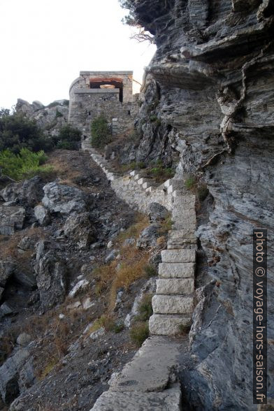 Escalier descendant dans la calanque de la Pointe Escampo-Barriou. Photo © André M. Winter