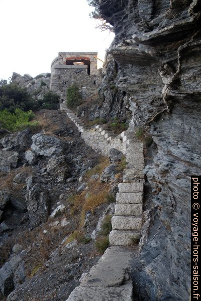 Escalier descendant dans la calanque de la Pointe Escampo-Barriou. Photo © André M. Winter