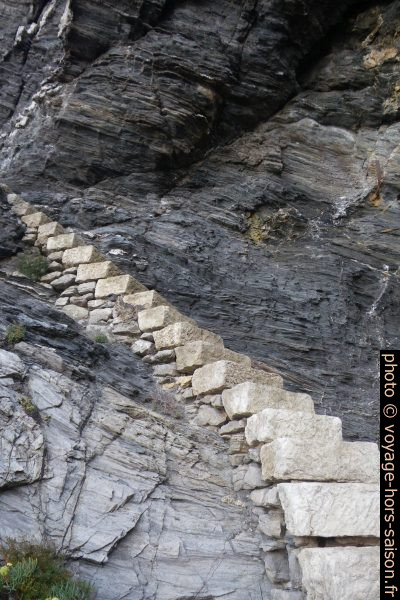 Marches descendant dans la calanque de la Pointe Escampo-Barriou. Photo © André M. Winter