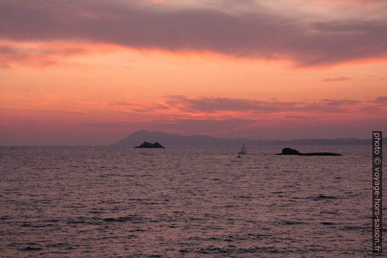 Coucher de soleil sur le Cap Sicié. Photo © André M. Winter