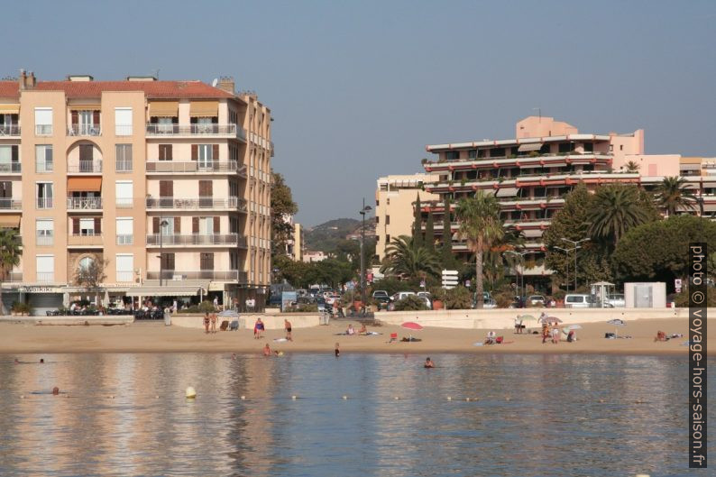 Plage du Lavandou au matin. Photo © André M. Winter