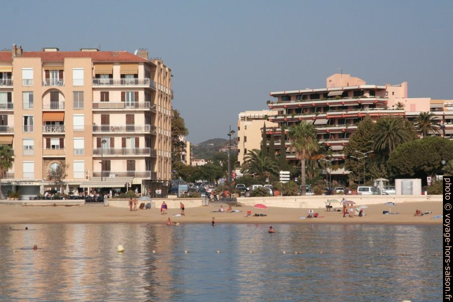 Plage du Lavandou au matin. Photo © André M. Winter