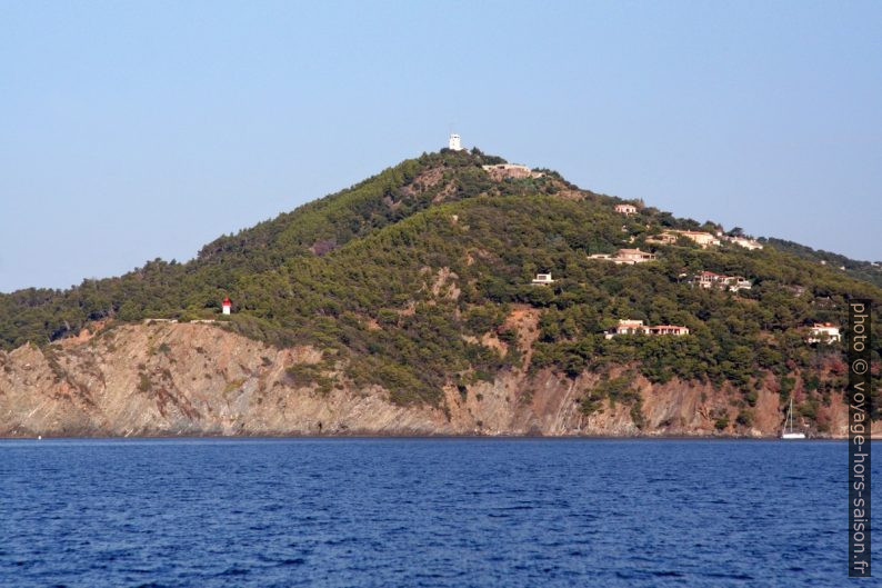 Sémaphore et phare du Cap Bénat. Photo © André M. Winter