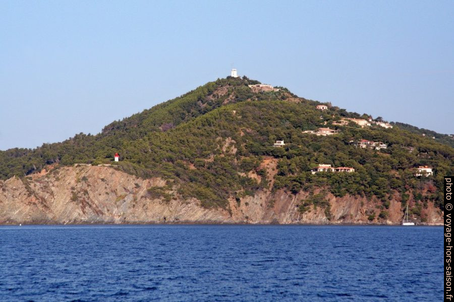 Sémaphore et phare du Cap Bénat. Photo © André M. Winter