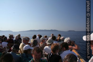 Touristes sur une vedette en route vers Port-Cros. Photo © André M. Winter